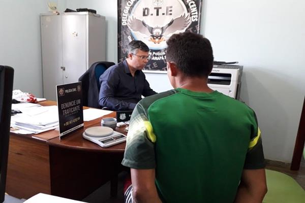 Delegado Sidney Leite colhendo o depoimento do acusado.